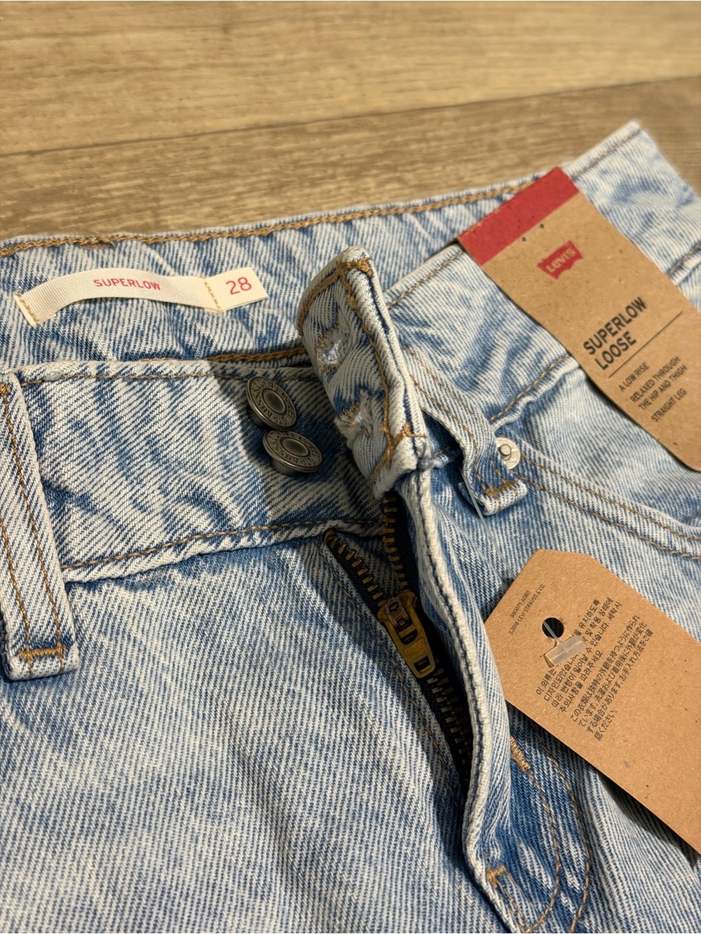 Levi's Women's Low-Rise Superlow Loose Jeans - Abraided Art 28x32 - Picture 6 of 16